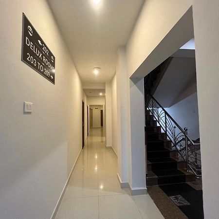 Le Hotel Host Tiruchirappalli Bagian luar foto