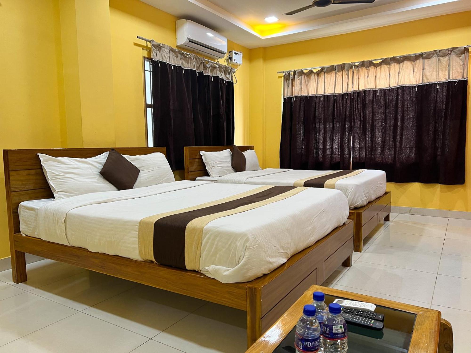 Le Hotel Host Tiruchirappalli Bagian luar foto